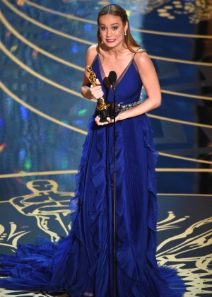 Foto: Brie Larson levou o prêmio de Melhor Atriz na 88ª edição do Oscar, em  2016, por seu papel em 'O Quarto de Jack'. Para receber o troféu, a atriz  escolheu um