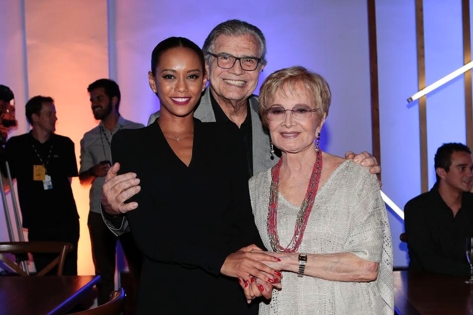 22.mar.2016 - Taís Araújo posa com o casal Tarcísio Meira e Glória Menezes na 28ª edição do Prêmio Shell de Teatro, em São Paulo - Rafael Cusato/Brazil News