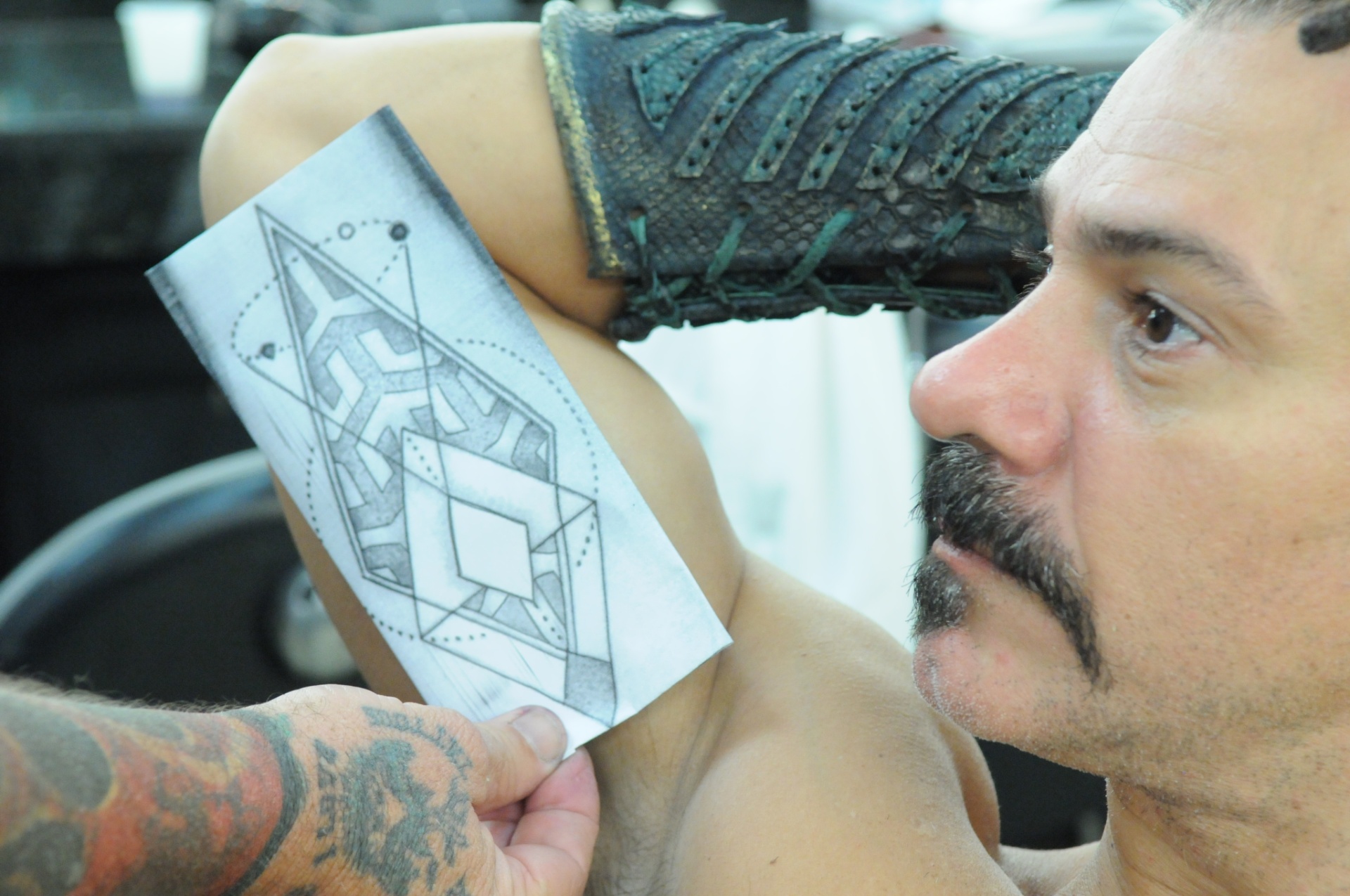 Leonardo Vieira ganha tatuagens falsas para viver o feiticeiro Balaão em "Os Dez Mandamentos - Nova Temporada" - Munir Chatack/Record