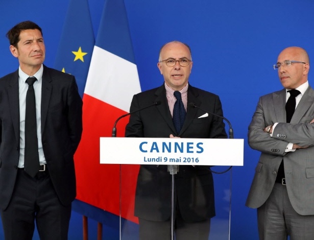 Ministro Bernard Cazeneuve fala ao lado de Eric Ciotti, chefe do conselho regional, e David Lisnard, prefeito de Cannes - Valery Hache/AFP Photo