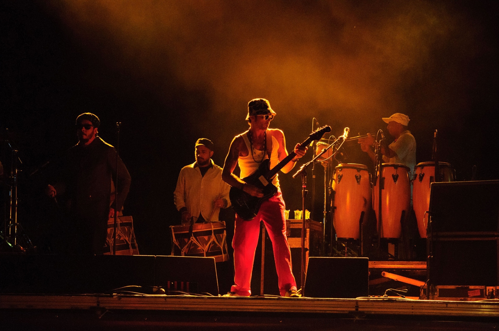 22.mai.2016 - A banda Nação Zumbi encerra a Virada Cultural no palco Júlio Prestes, na Luz, região central de São Paulo. O grupo pernambucano aderiu aos protestos contra o governo interino de Michel Temer - Peter Leone/Futura Press/Estadão Conteúdo