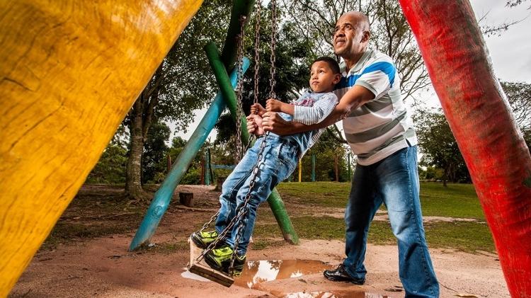 Mario de Godoi, 59,  passeia com o neto Gustavo, cinco anos, filho de seu filho adolescente - Fernando Moraes/UOL - Fernando Moraes/UOL