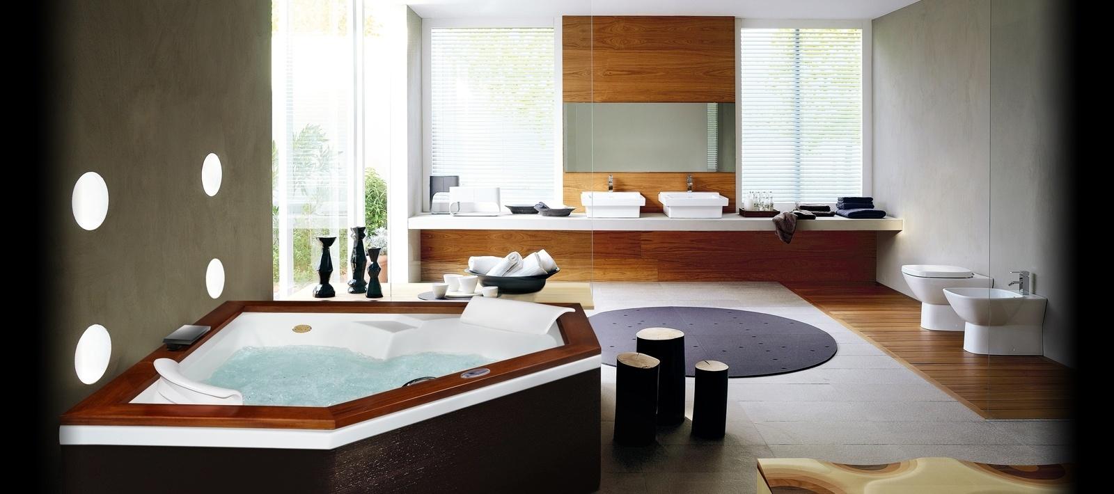 O modelo Flexa Wood, da Jacuzzi (www.jacuzzi.com.br), tem uma cascata e 11 jatos distribuídos em seu perímetro. A peça é feita de acrílico com borda de madeira e base metálica. Para duas pessoas, conta ainda com cromoterapia e travesseiros. Vai dizer que você negaria um banho nela? - Divulgação