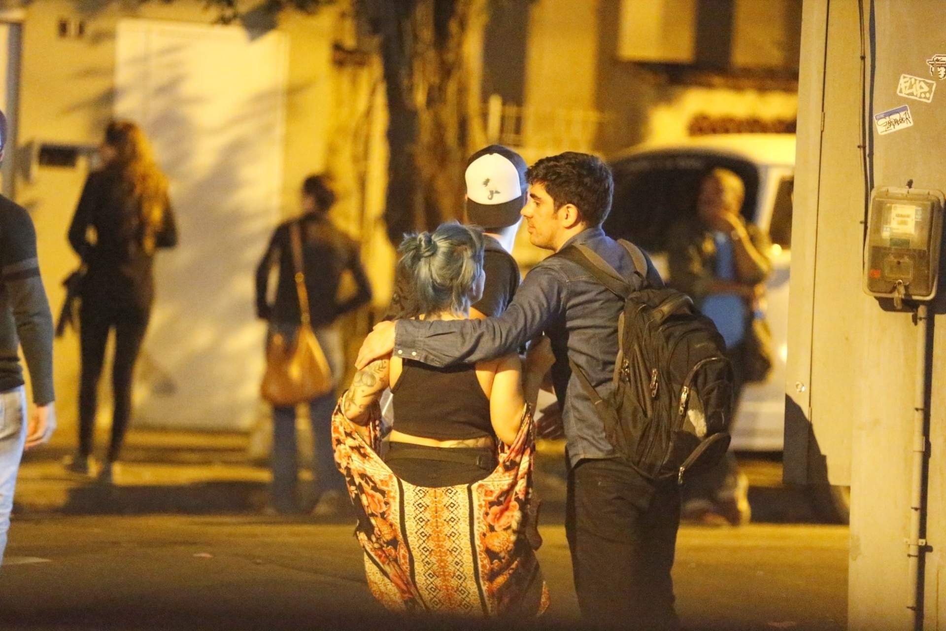 8.jul.2016 - Marcelo Adnet é flagrado andando pelas ruas da Gávea, no Rio, na companhia de uma mulher - Webert Belicio/ AgNews