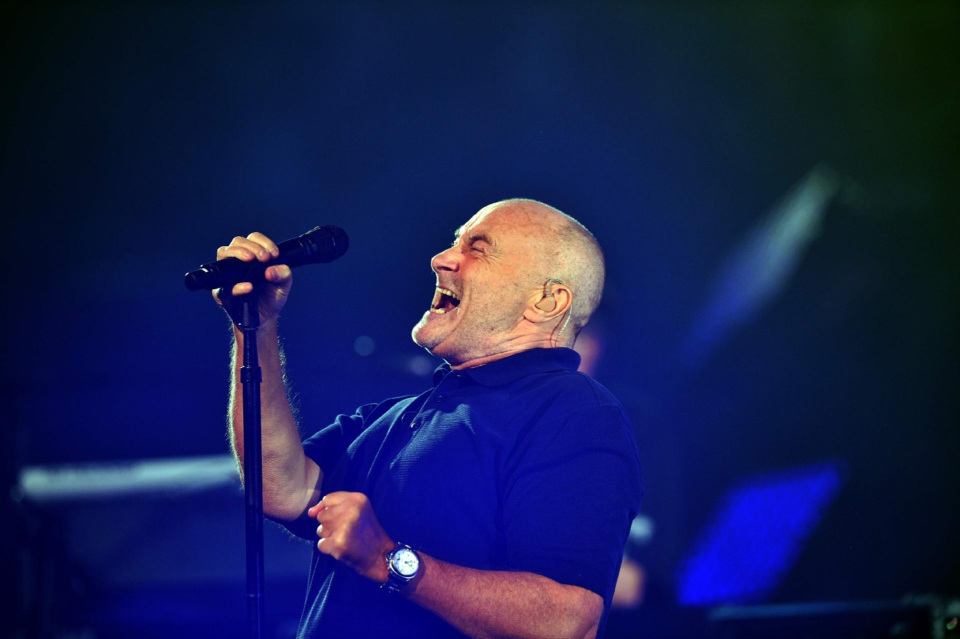 29.ago.2016 - Phil Collins se apresenta durante a abertura do US Open 2016 - Jewl Samad/AFP