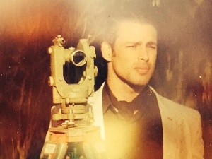 Cauã como o gêmeo Yaqub nos bastidores da minissérie "Dois Irmãos" - Reprodução/Facebook/Maria Camargo - Reprodução/Facebook/Maria Camargo