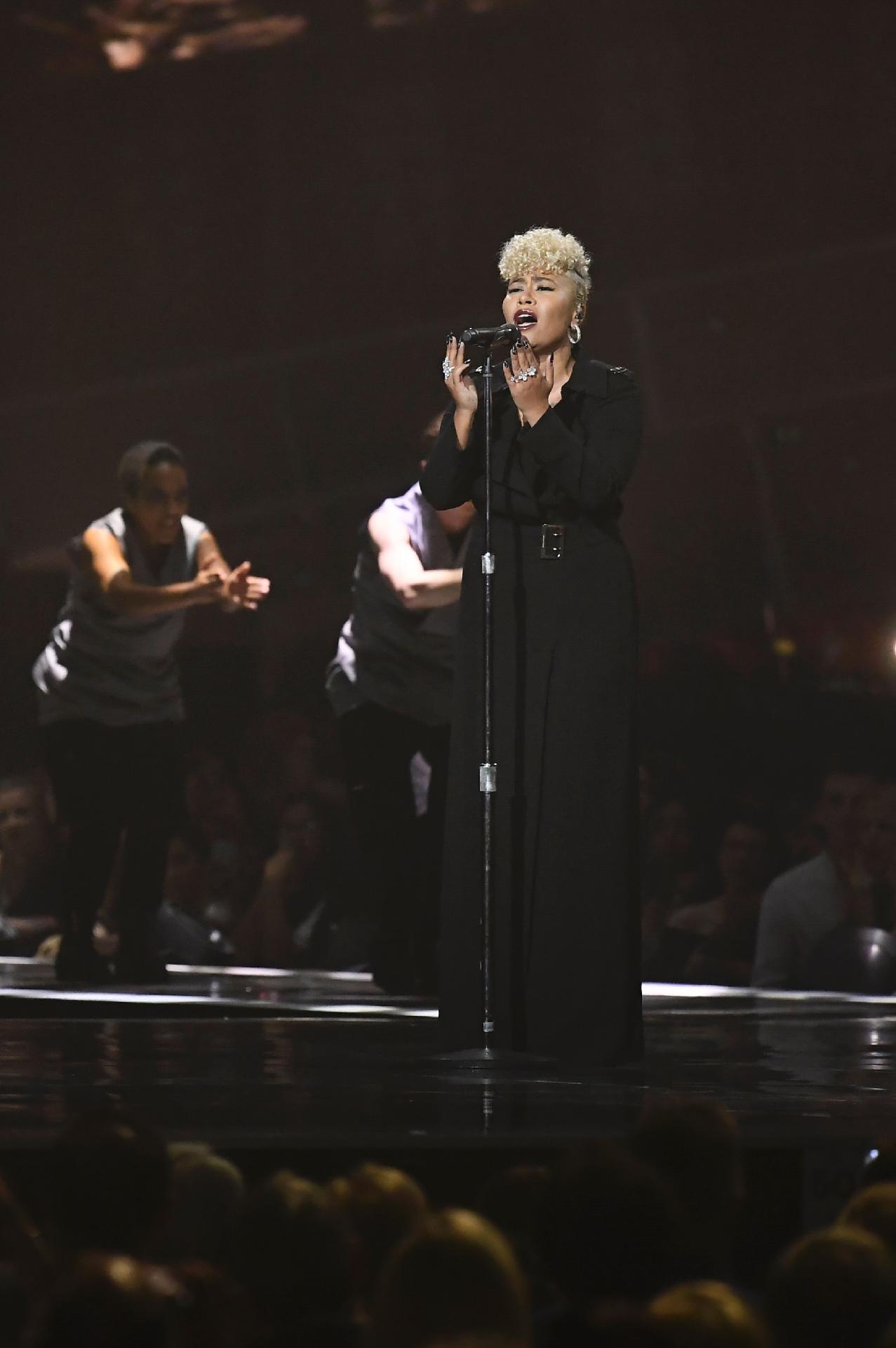 Emeli Sandé, que levou o prêmio de melhor artista britânica feminina, se apresenta no Brit Awards - Justin Tallis/AFP