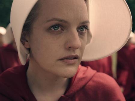 Elisabeth Moss em cena de "The Handmaid"s Tale" - Divulgação