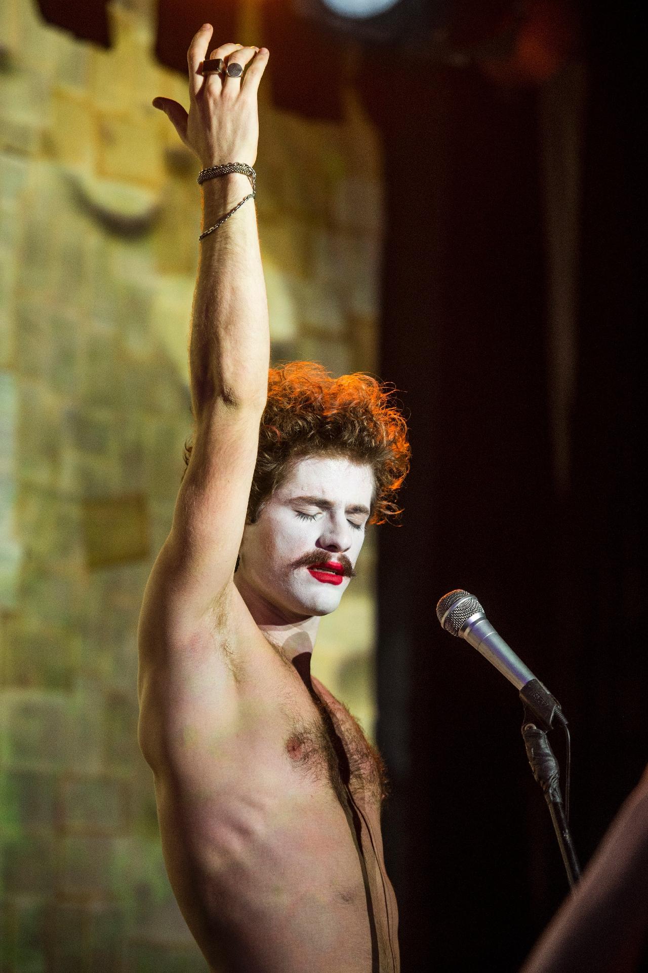 Leon (Mauricio Destri) faz performance numa boate em "Os Dias Eram Assim" - Mauricio Fidalgo/TV Globo