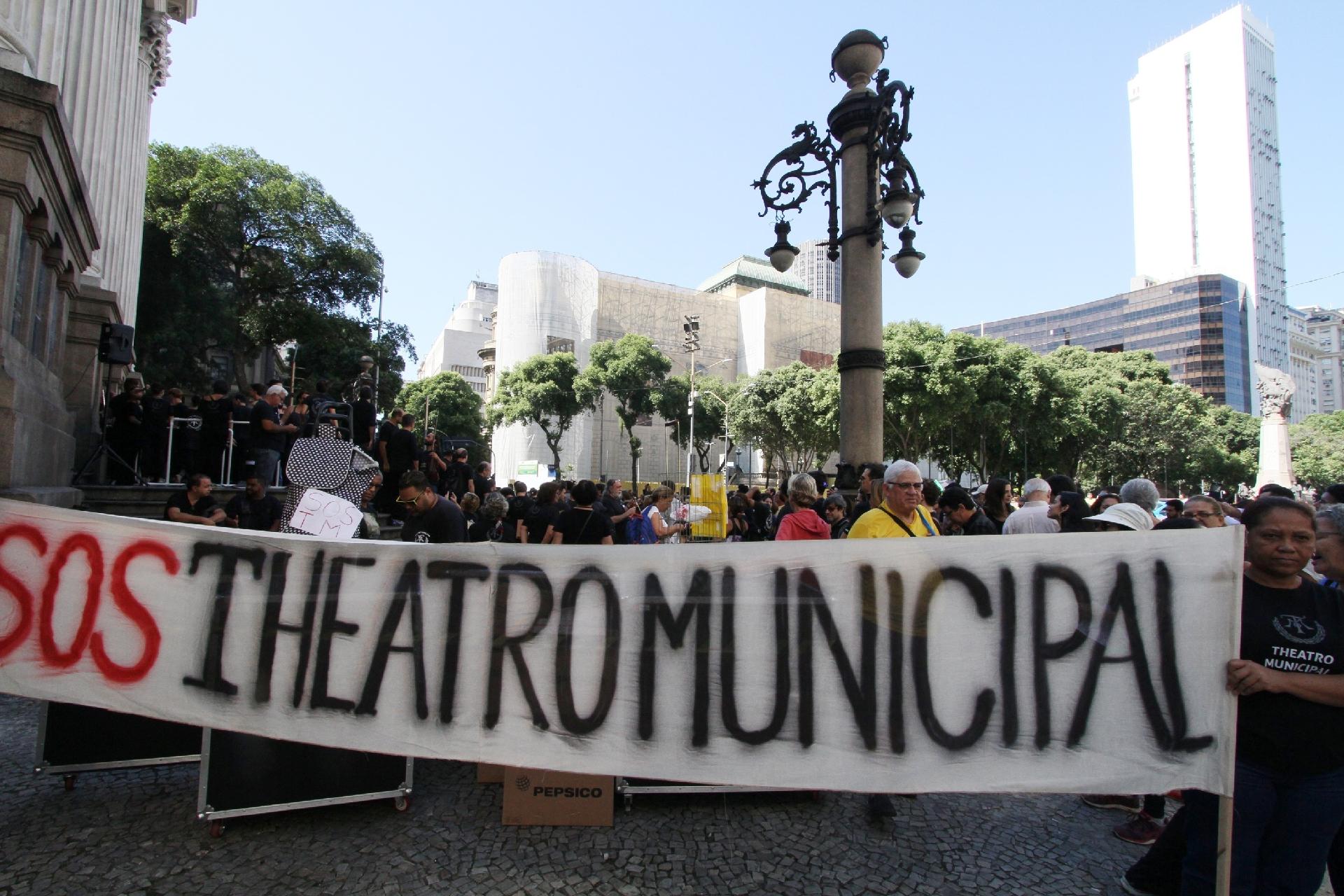 Funcionários do Theatro Municipal do Rio protestam pela falta de pagamento de salários pelo Governo do Estado, na Cinelândia no nesta terça (9) - Clever Felix/Brazil Photo Press/Folhapress