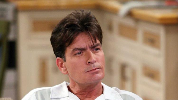 O ator Charlie Sheen em cena de "Two and a Half Man"