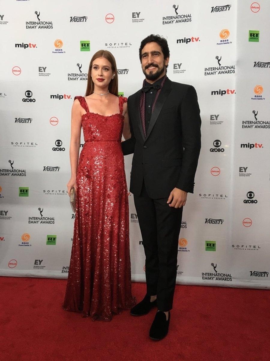 Marina Ruy Barbosa, indicada por "Justiça" como melhor série dramática e "Totalmente Demais" como melhor telenovela, posa com Renato Góes, indicado por "Velho Chico" como melhor telenovela, no tapete vermelho do Emmy Internacional 2017 - Reprodução/Twitter/iemmys