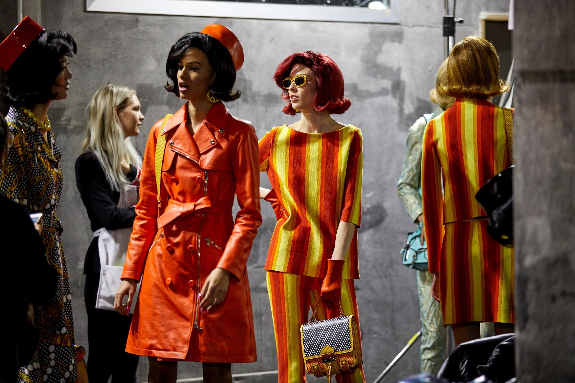 Detalhes do desfile da Moschino na MFW - Getty Images