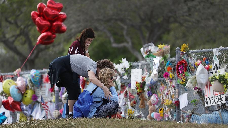 Memorial às vítimas do atentado de uma escola na Flórida - Getty Images