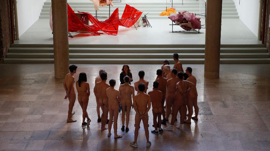 Visitantes nudistas acompanham a exposição "Discorde, Fille de la Nuit" no museu Palais de Tokyo, em Paris - Geoffroy Van Der Hasselt/AFP