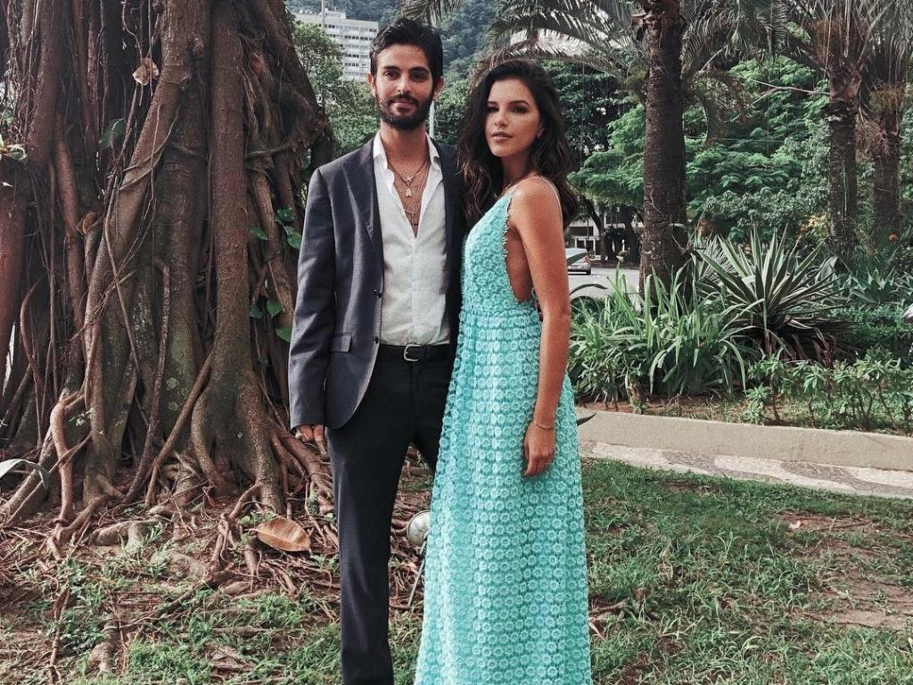 Mariana Rios chega acompanhada do amigo, o fotógrafo André Nicolau, ao casamento de Isis Valverde e André Resende - Reprodução/Instagram/andrenicolau