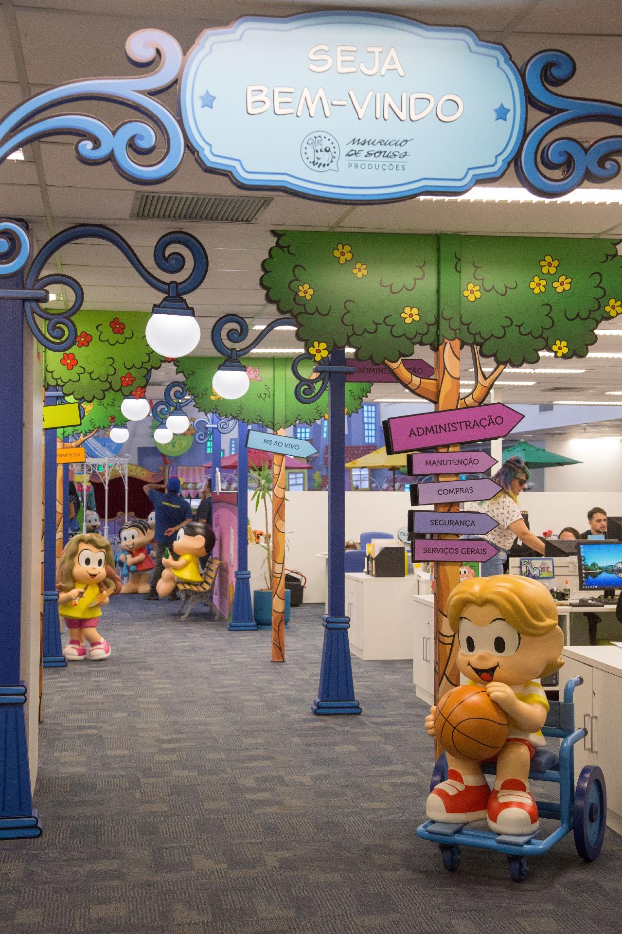 Entrada para a área onde trabalham os funcionários e colaboradores da Mauricio de Sousa Produções. A decoração reproduz o Bairro do Limoeiro, onde vive a Turma da Mônica - Amanda Perobelli/UOL