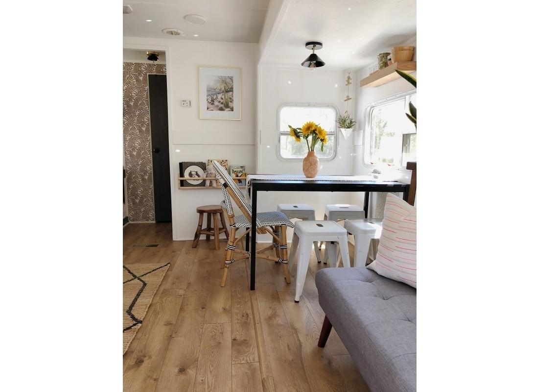 Os móveis, feitos sob medida, seguem a mesma proposta, ou seja, são práticos, pouco densos e adaptados para o dia a dia das estradas. Quase sempre de compensado e revestidos em laminado melamínico, armários, mesa e outros itens têm como vantagem serem fáceis de limpar e resistirem a umidade, manchas, impactos e riscos - Ashley Petrone/Divulgação