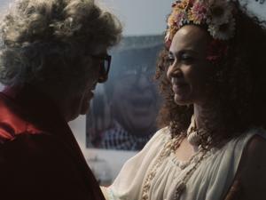 Chacrinha (Stepan Nercessian) e Clara Nunes (Laila Garin) no filme "Chacrinha: O Velho Guerreiro" - Divulgação - Divulgação