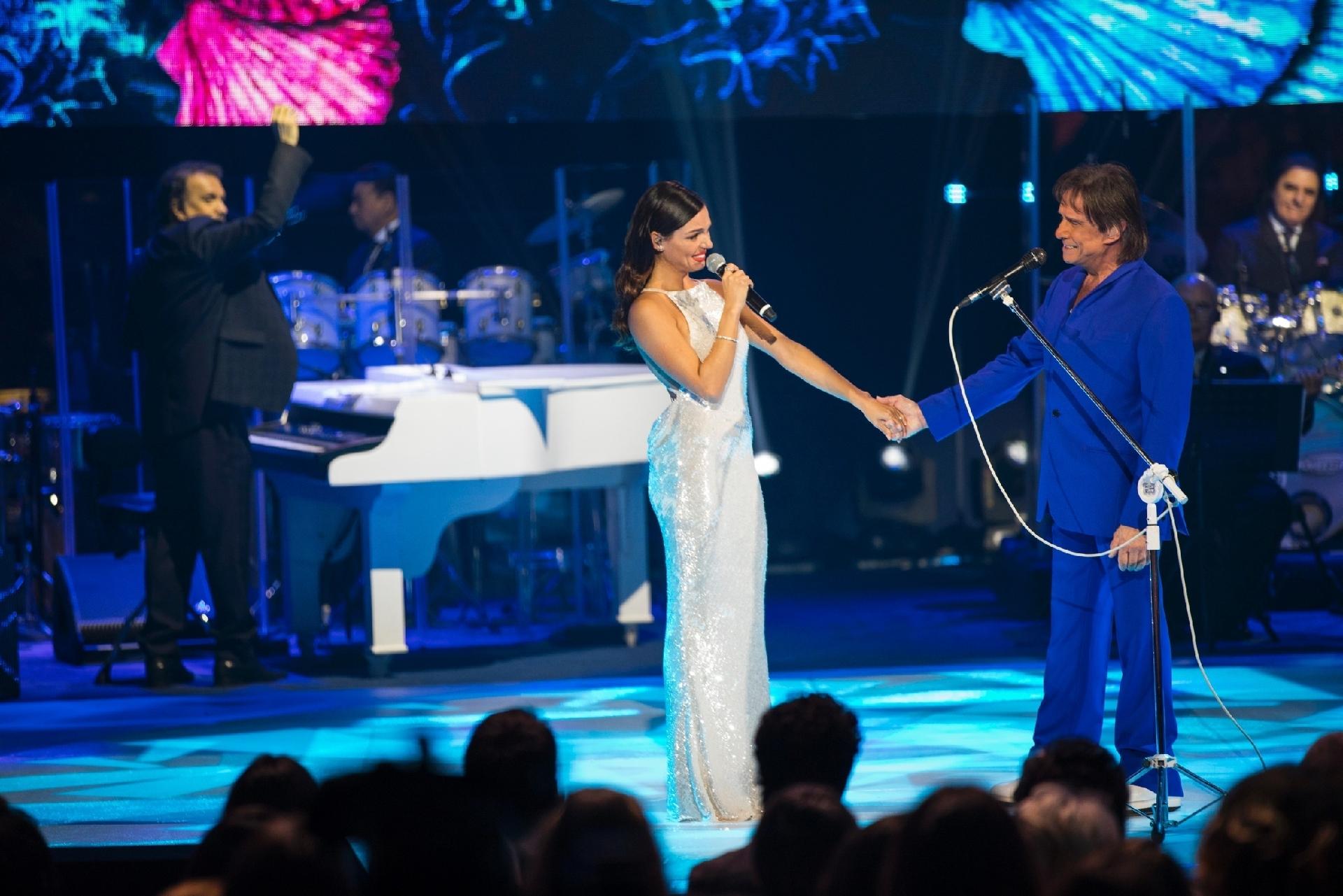 Isis Valverde cantou "Emoções" no especial de fim de ano de 2017. Ao ouvir ele cantar "Sereia", a atriz disparou: "Roberto, você vai ficar para sempre na trilha sonora da minha vida" - Globo/João Miguel Júnior