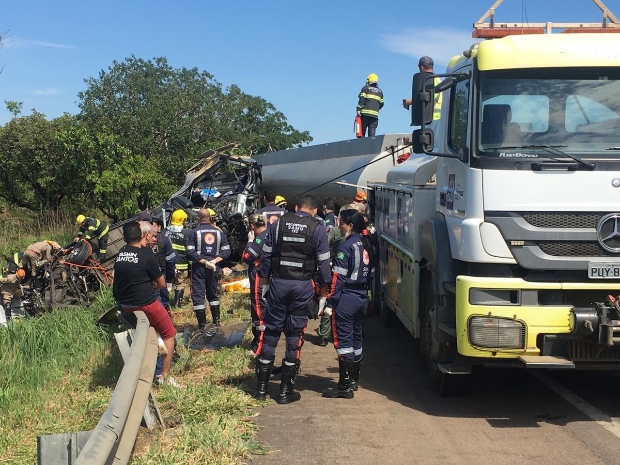 Equipes de resgate e bombeiros trabalham na BR-040 no local de acidente com três veículos, entre eles o ônibus de Yasmin Santos - Divulgação/PRF