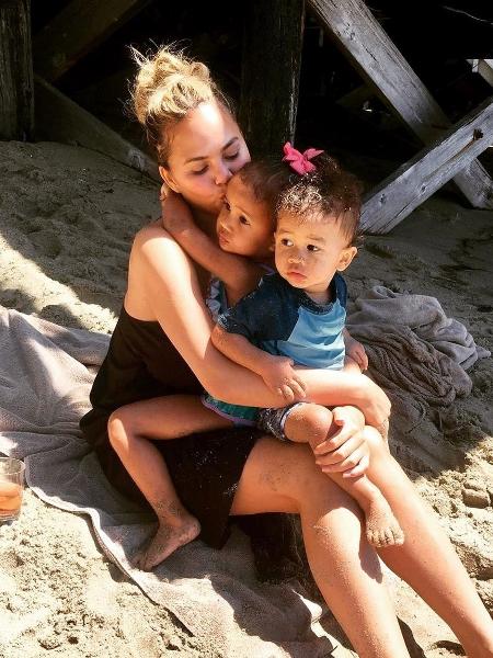 Chrissy Teigen com os filhos Luna e Miles - Reprodução/Instagram