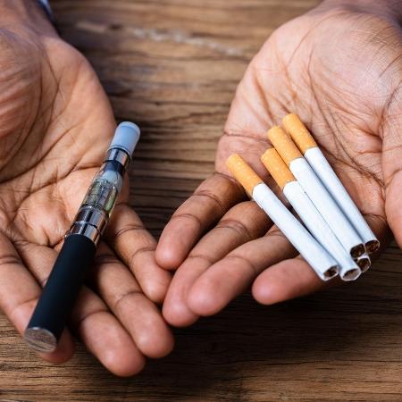 Há fraca evidência de que os cigarros eletrônicos podem ajudar pessoas a pararem de fumar ou que são mais seguros do que fumar - iStock
