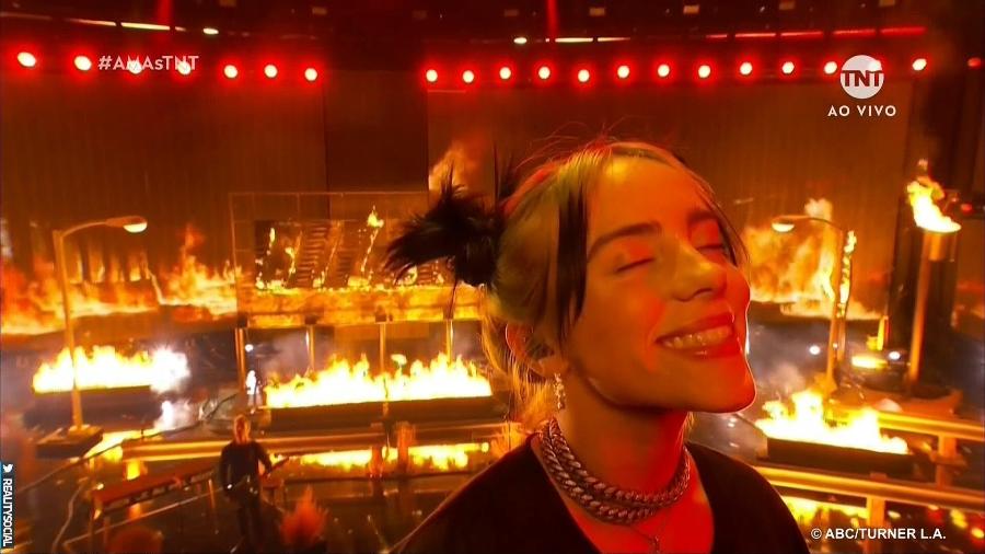 Billie Eilish tacou fogo no palco durante apresentação no AMA 2019 - Reprodução/TNT