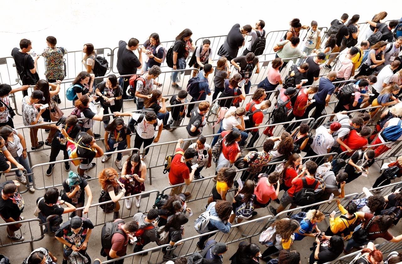 Público faz fila para a entrada no primeiro dia da CCXP 2019 - Mariana Pekin/UOL
