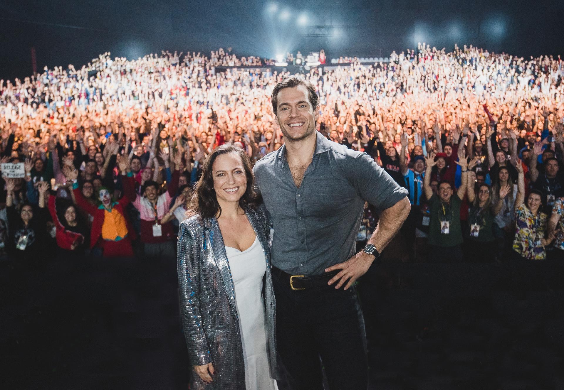 Henry Cavill posa no painel da Netflix na CCXP 2019 ao lado de Laurel Schmidt, criadora da série The Witcher - Divulgação/Netflix