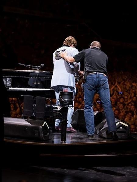 Com pneumonia, Elton John abandonou palco após duas horas de show - Reprodução do Instagram/ @bengibsonphoto
