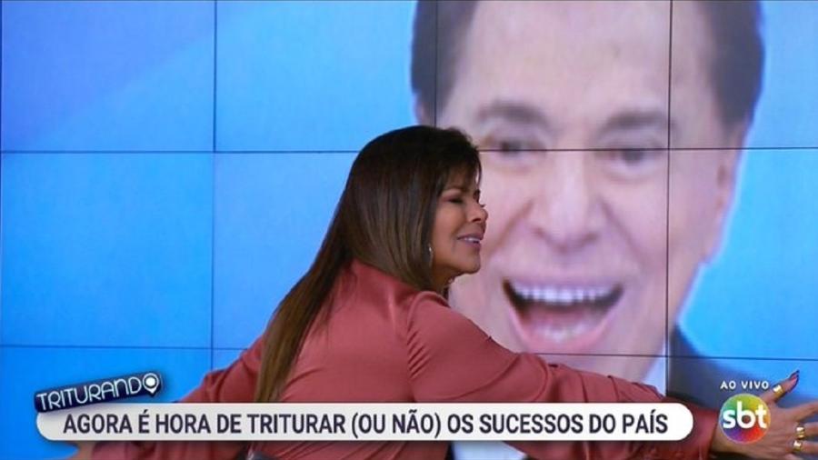 Mara Maravilha abraça a imagem de Silvio Santos na estreia do Triturando - Reprodução/SBT/@epictimechat