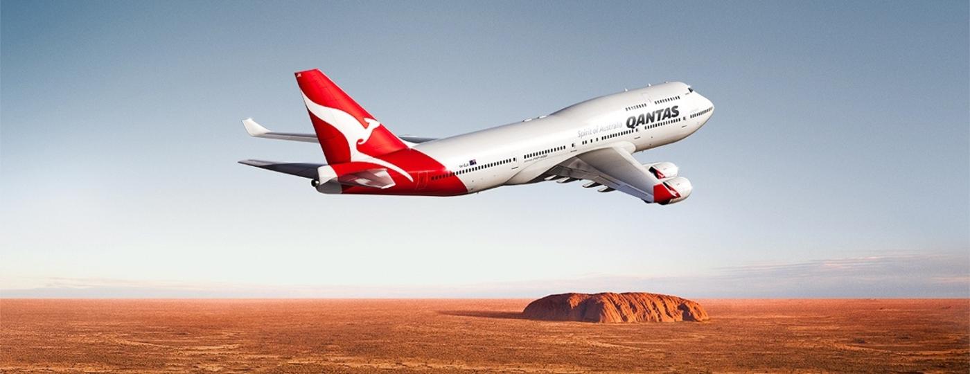 A viagem "panorâmica" da Qantas voará a altitudes mais baixas sobre paisagens icônicas da Austrália, como a formação rochosa Uluru  - Reprodução