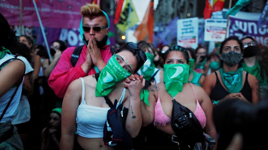 Mulheres acompanham votação na Câmara dos Deputados da Argentina que aprovou projeto de lei que torna aborto legal no país - AGUSTIN MARCARIAN/REUTERS