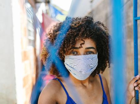 Contaminação é mais provável pelo ar do que ao tocar em superfíces infectadas - Igor Alecsander/iStock