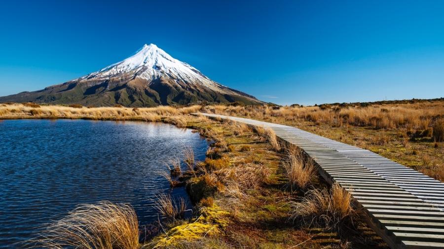 Vista do monte Taranaki ou Egmont, vulcão ativo na Nova Zelândia - Martin Vlnas/Getty Images/iStockphoto