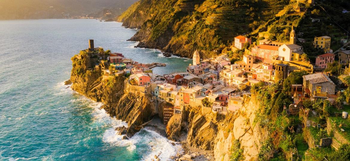 Vernazza, na Cinque Terre, é um dos cinco vilarejos vizinhos encravados nos rochedos - Roberto Moiola / Sysaworld