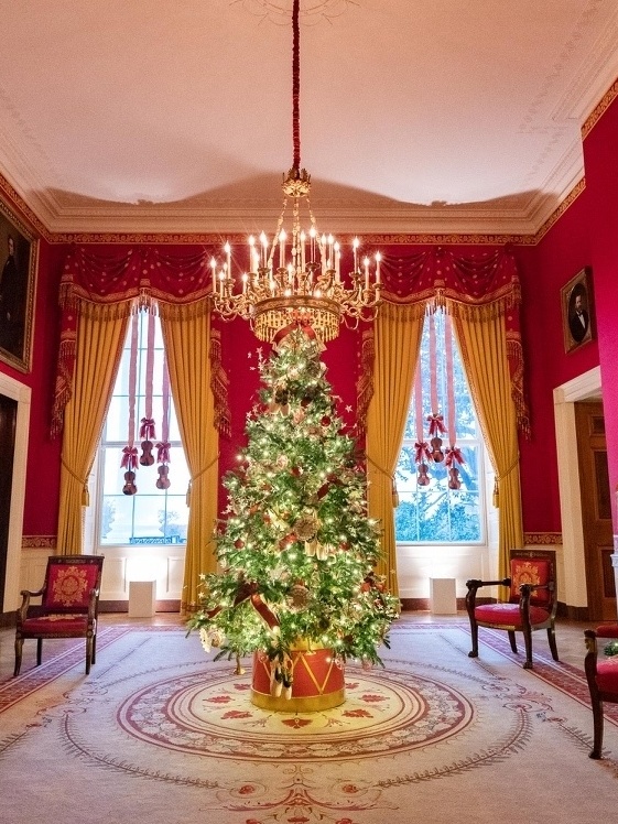 Casa Branca ganha decoração normcore no primeiro Natal da era Biden