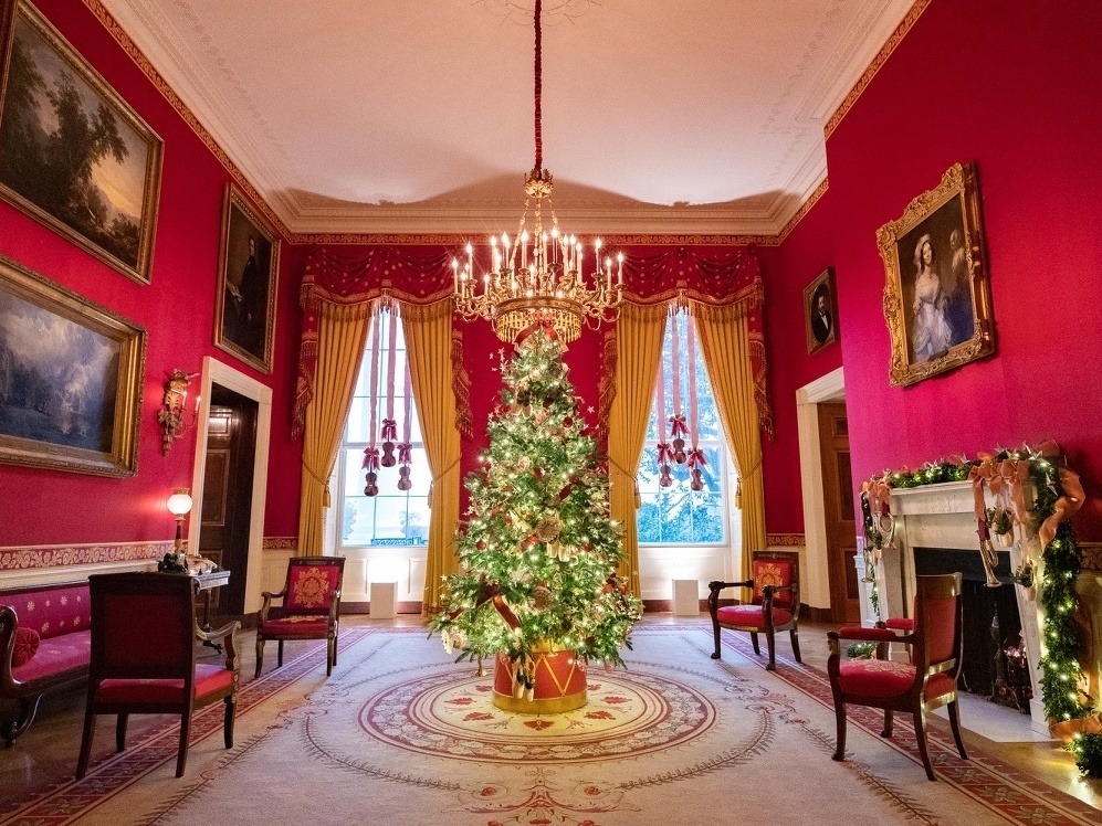 Casa Branca ganha decoração normcore no primeiro Natal da era Biden