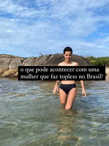A artista plástica Beatriz Coelho enquanto fazia topless em praia - Reprodução/Instagram