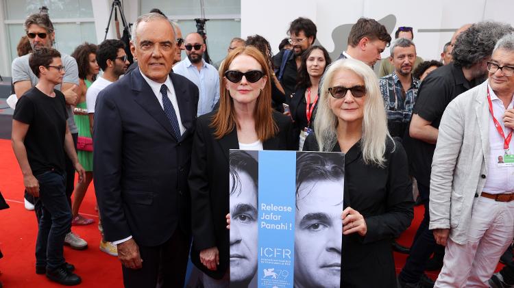 Julianne Moore faz protesto pela liberação do Jafar Panahi em Veneza Julianne Moore faz protesto pela liberação do Jafar Panahi em Veneza