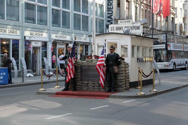 Trecho da Friedrichstrasse onde está localizado o Checkpoint Charlie, hoje ponto turístico onde ficava a divisão entre Berlim Ocidental e Oriental na Guerra Fria - FinkAvenue/Getty Images - FinkAvenue/Getty Images