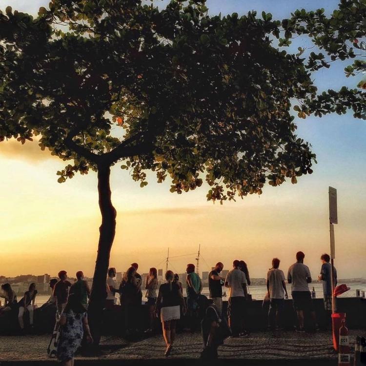 A mureta do Bar Urca: pôr do sol instagramável acompanhado de petiscos e cerveja - Reprodução Instagram @barurca - Reprodução Instagram @barurca