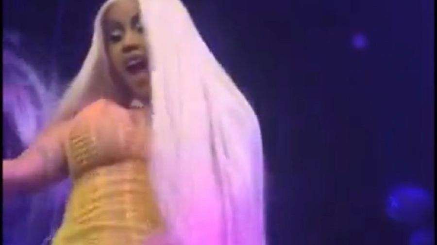 Cardi B apareceu com vestido curto em show em Las Vegas, nos EUA - Reprodução/Twitter