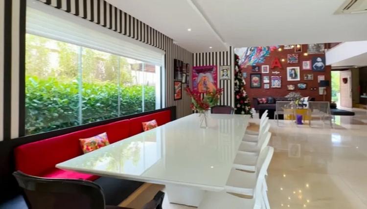Mesa grande decora a sala da mansão de Anitta em um condomínio de luxo 