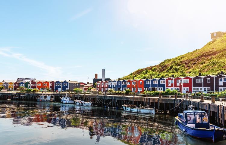 As tradicionais casinhas coloridas da ilha alemã Helgoland