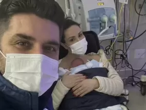 Nadja Haddad segura o filho pela primeira vez dois meses após nascimento