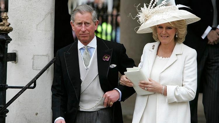 Charles e Camilla deixando a cerimônia civil de casamento, em 2005 Charles e Camilla deixando a cerimônia civil de casamento, em 2005