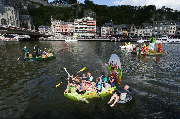 Regata de banheiras no Rio Meuse, em Dinant (Bélgica) Regata de banheiras no Rio Meuse, em Dinant (Bélgica)