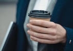 Aluna é suspensa no 1º dia de aula após se recusar a jogar fora seu café